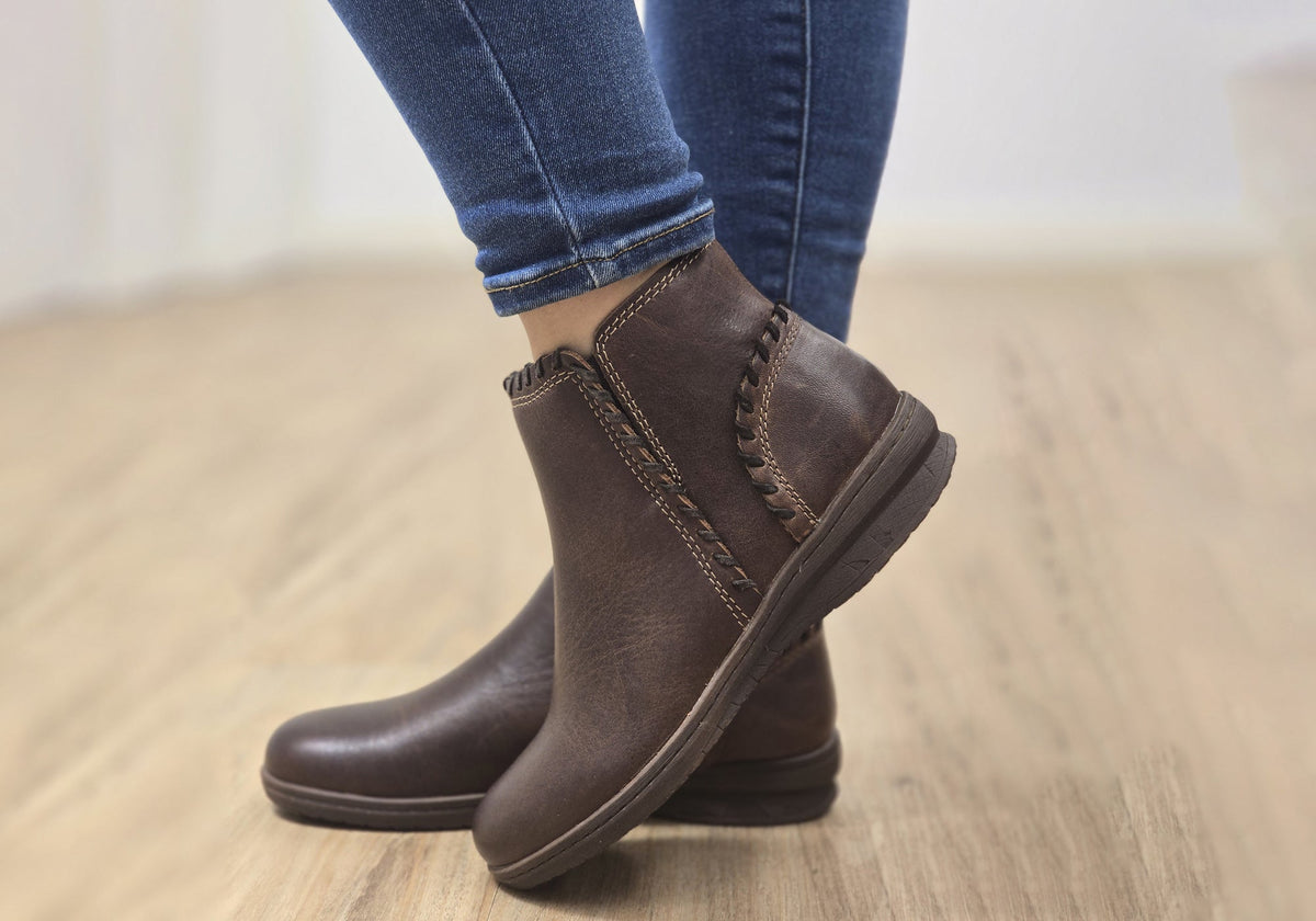 Fallston Womens Comfortable Wide Fit Leather Ankle Boots
