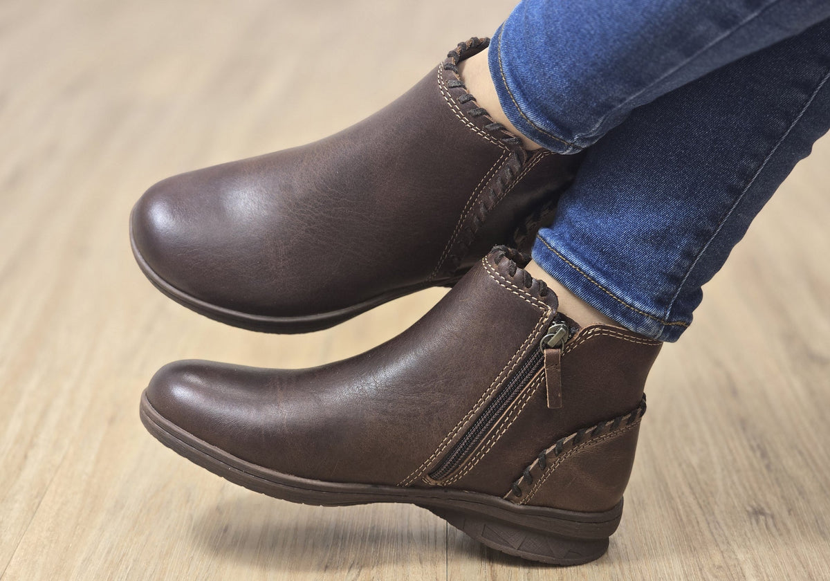 Fallston Womens Comfortable Wide Fit Leather Ankle Boots